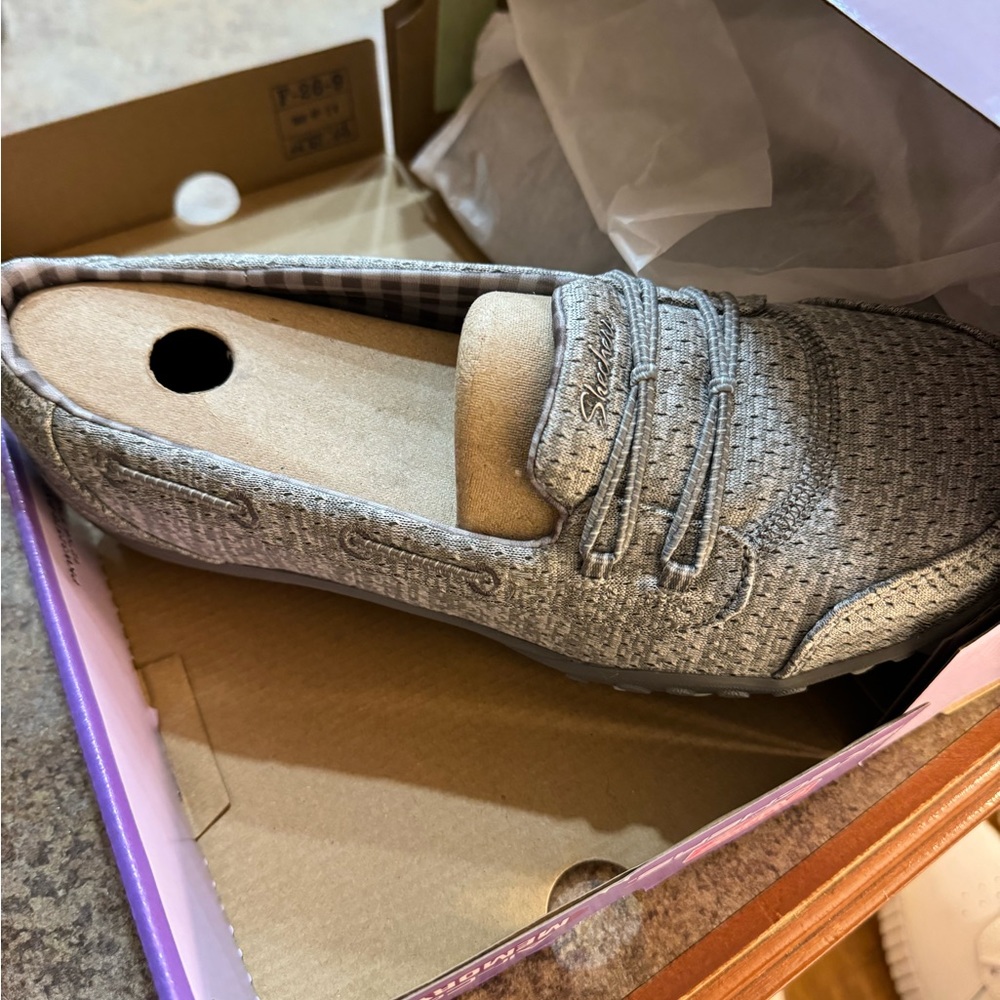 BRAND NEW never worn, Size 9 Relaxed Fit Air cooled Grey Sketchers